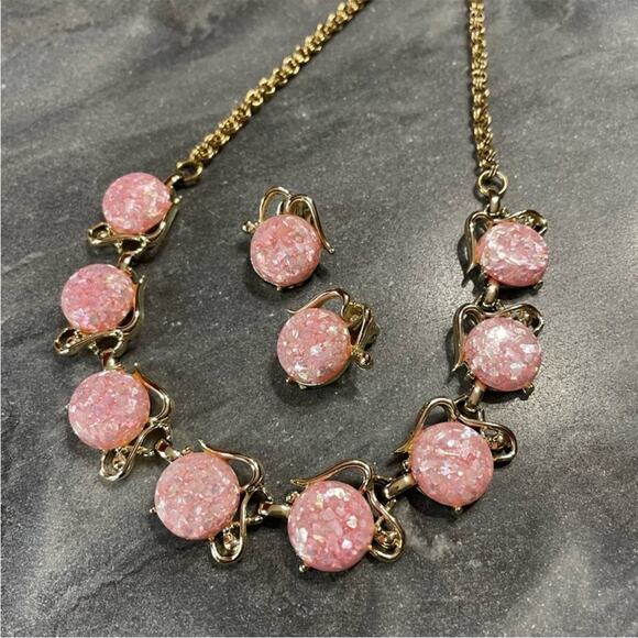 Vintage 1950s Pink Confetti Thermoset and Gold Tone Choker and Earrings Set - Picture 5 of 7